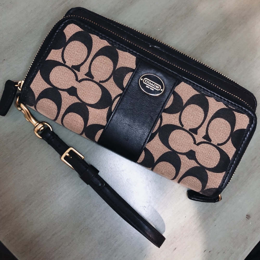 Coach Wallet. MAKE AN OFFER